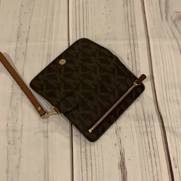 Michael Kors Cell Phone Wallet Holder - Picture 6 of 11